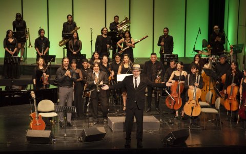 El Teatro Nacional Sucre de Quito se transformó en un escenario vibrante en honor a Antonio Carlos Jobim ((1927-1994), el ilustre compositor brasileño a quien se considera uno de los grandes exponentes de la música de su país