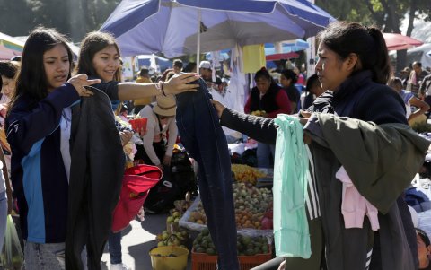 Pobladores de San Pedro Cholula, en el centro de México, revivieron la jornada del trueque.