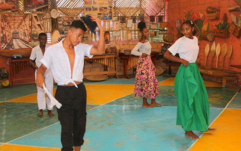 Acción. El grupo de marimba realiza una presentación.
