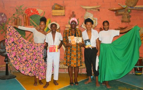 Proyección. Amada Cortés muestra sus libros junto a algunos integrantes de su grupo de marimba y décimas.