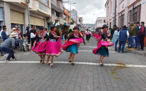 Los grupos de danza pusieron su toque de alegría y colorido durante el desfile intercultural.
