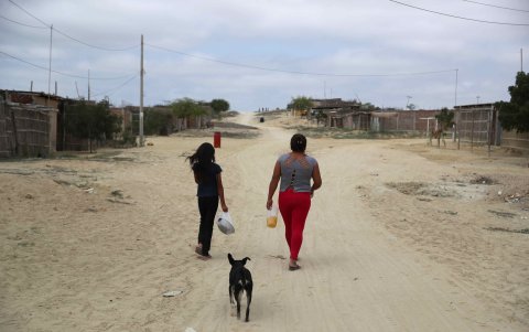 Asistencia. Dos personas acuden a una “olla común” en el asentamiento humano Ampliación de Nuevo San Vicente, en la ciudad de Piura (Perú).