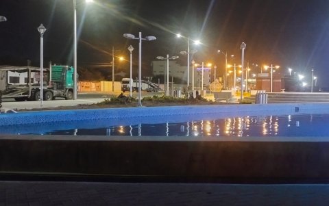 La falta de atractivos y el hecho de que la pileta, por ejemplo, permanezca apagada espantan a los visitantes incluso un viernes por la noche, que fue cuando se tomaron las fotos.