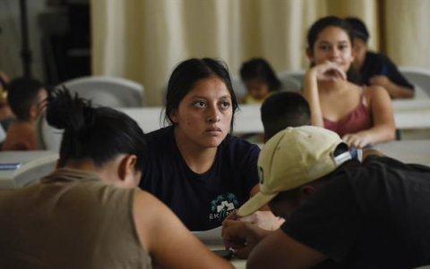 Migrantes permanecen en el albergue 