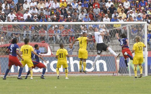 El golero argentino (buzo blanco) fue una de las figuras que tuvo Barcelona, entre 2008 y 2009.