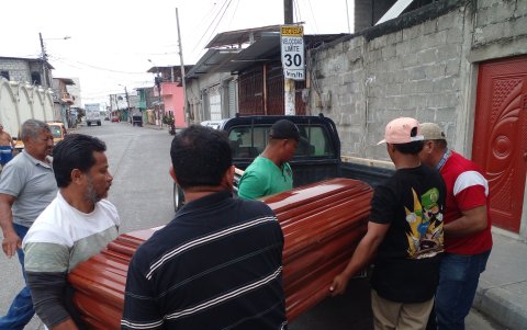 Los familiares y allegados de la víctima retiraron el féretro para darle el último adiós.