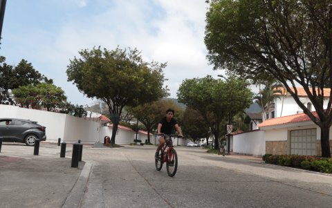 En una de las principales calles de Los Ceibos los vecinos aprovechan la frescura para dar paseos en bici, caminar o pasear con mascotas.
