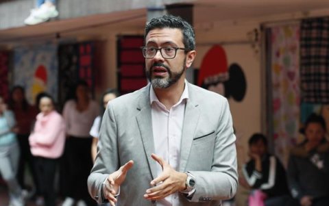 El viceministro de Política Criminal y Justicia Restaurativa de Colombia, Camilo Eduardo Umaña, habla ante decenas de reclusas durante un evento en la cárcel de Mujeres