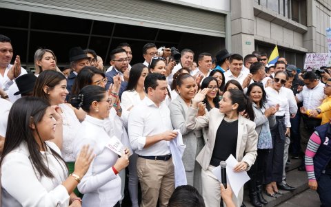 Luisa González llegó a la Fiscalía acompañada de los asambleístas electos de la Revolución Ciudadana