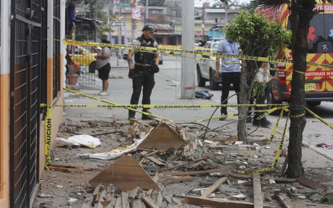 El área fue acordonada para evitar que más personas circulen por el sitio ante el riesgo de caer más escombros.