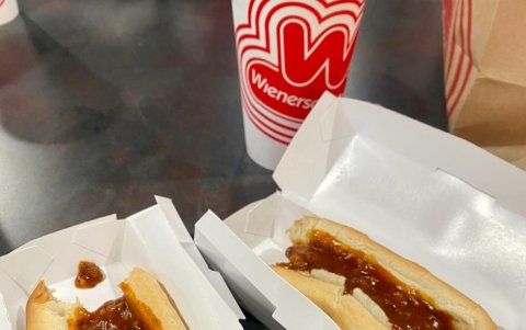 Wienerschnitze sirve más de 120 millones de hot dogs al año y somos súper famosos por su delicioso chili de receta secreta que acompañan con papas fritas, hot dogs y hamburguesas .
