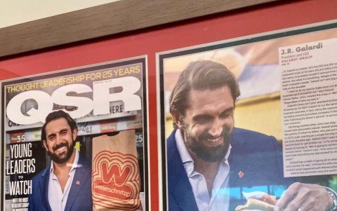 JR Galardi es la segunda generación de Galardi en tomar las riendas. El padre de JR, John, fundó Wienerschnitzel en 1961, y su madre, Cindy Galardi Culpepper, asumió el cargo de directora ejecutiva en 2014.