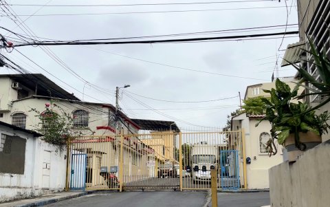 Cerramientos. Las peatonales, en su mayoría, están cercadas por las dos entradas.