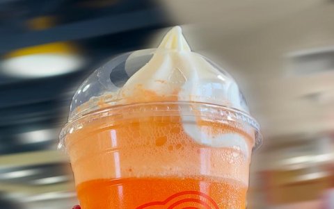 Orange Fanta Float de Wienerschnitzel presenta una mezcla del helado suave Tastee Freez característico de la marca mezclado con refresco Orange Fanta.