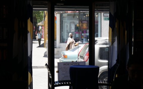Atentos. Los propietarios de negocios están atentos ante la llegada de personas sospechosas a los exteriores de sus negocios para dar la alerta a los demás.