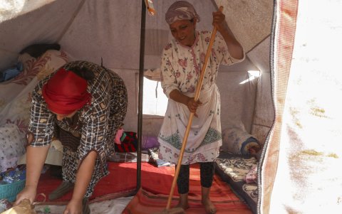 Asilo. Dos mujeres del pueblo Amizmiz bajo una carpa de acogida.