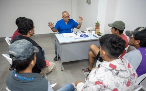 Un médico habla a jóvenes sobre los peligrosos efectos del fentanilo, el 4 de septiembre de 2023 en el Hospital Municipal Bicentenario en Guayaquil (Ecuador).