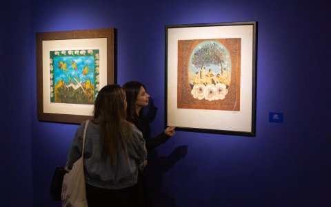 Exhibición. Dos personas recorren la muestra en el MuNa de Quito, que ha sido preparada con obras de la artista plástica Judith Gutiérrez.