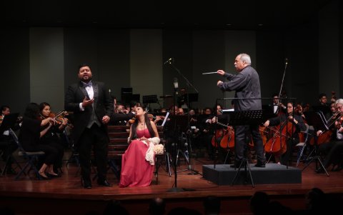 El público aplaudió la presentación de la Orquesta Filarmónica Municipal de Guayaquil y su concierto de temporada con el director invitado Enrique Pérez Mesa, además del tenor salvadoreño Enrique Mancía y la soprano ecuatoriana Vanessa Lamar.