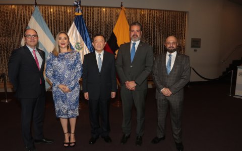 Erik Martini, Cristina Figueroa de Bitar, Zhenting Gao, Carlos Brizuela y Jorge Saade.