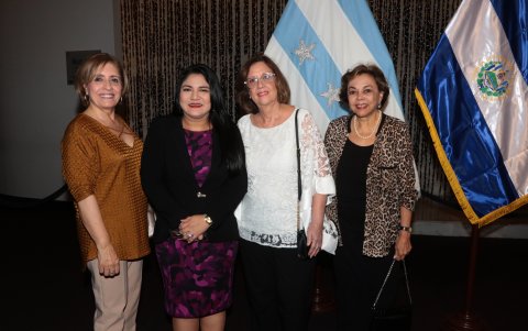 Esmeralda de Parodi, Edith Pino, Ana María de Chin y Dinorah de Luzi.
