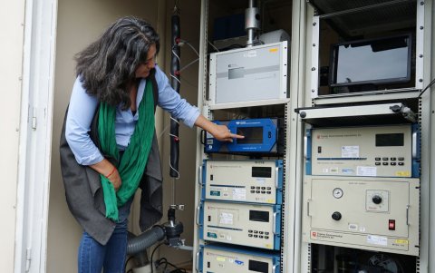 Seguimiento. Valeria Díaz muestra una de las 10 estaciones de monitoreo del aire.