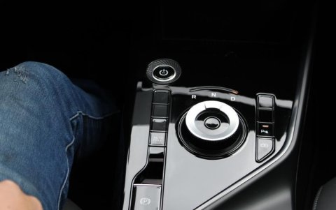 cuenta con perilla de cambios, limitador de velocidad manual, cargador de smartphone inalámbrico y sunroof, para disfrutarlo más.