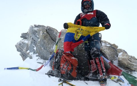 El tricolor en una de las 8 cumbres más altas que ya escaló.