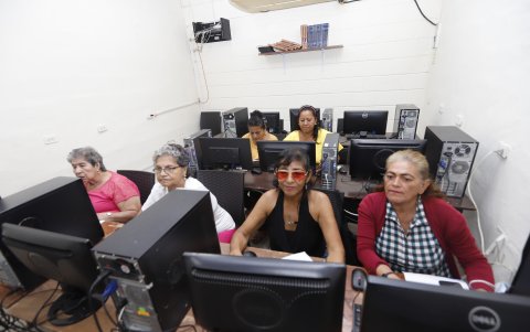 Los adultos también tiene un espacio en la fundación para desarrollar sus capacidades informáticas.