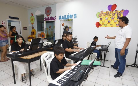 Los infantes también pueden recurrir a la música en la Fundación Huancavilca.