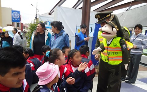 Policía. El acercamiento de los agentes a la comunidad mediante actividades culturales y educación.