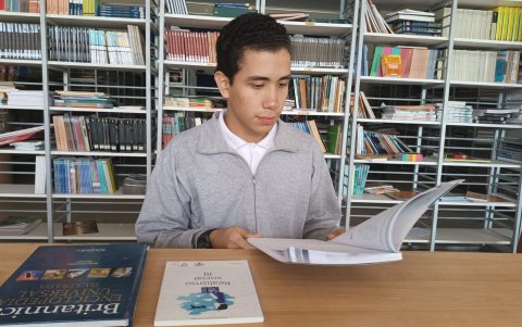 Roberto Echeverría es un estudiante ejemplar, quiere seguir la carrera de Producción Audiovisual.