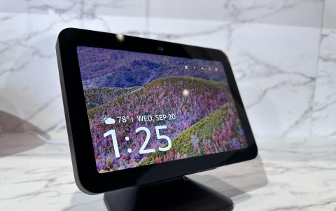 Fotografía del Echo Hub de Amazon.