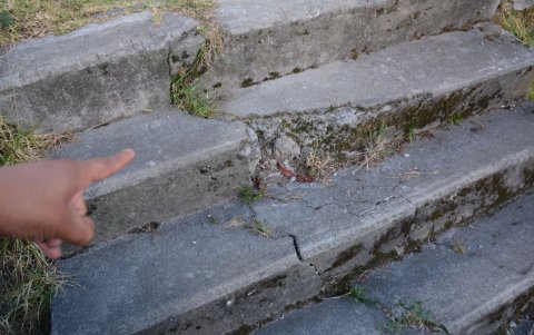 Destruido. Una buena parte del cemento de las gradas ya está obsoleto y sigue carcomiéndose.