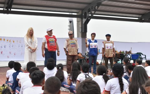 Organizadores del evento explican la actividad a los niños que acudieron de la escuela Gonzales Llona
