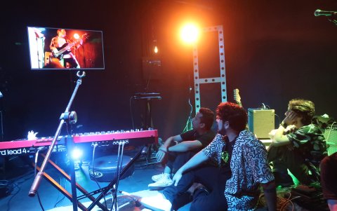 La agrupación observando el estreno de su videoclip.