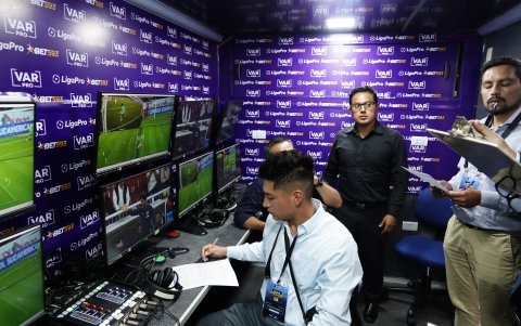 Los árbitros sigue las jugadas polémicas y le dan aviso al juez central.