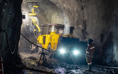 Operación. Una maquina ‘Jumbo’ opera en una mina en Zamora Chinchipe.