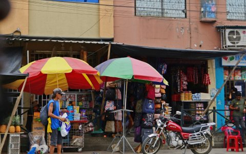 Temor. Los pocos dueños de comercio abren sus puertas al público con el temor de ser abordados por estos criminales.