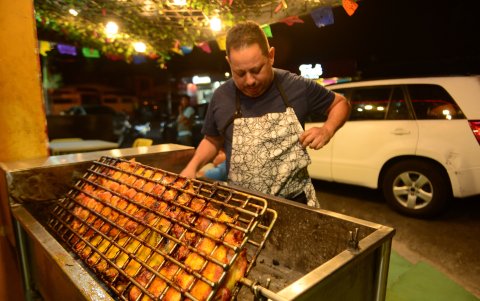 Ofertas. Uno de los locales de la zona ofrece chancho a la barbosa. Decenas de clientes son atraídos por ese platillo.