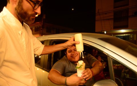 Alternativas. Algunos prefieren comer en el interior de sus carros.