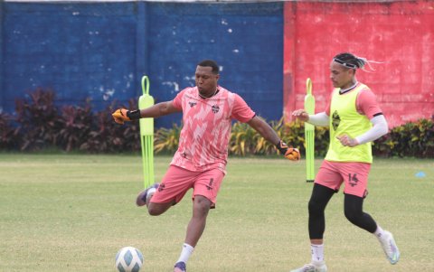 Banguera (i) durante uno de los últimos entrenamientos junto a Jonathan Álvez, otro de los flamantes refuerzos de Naranja Mekánica este año.