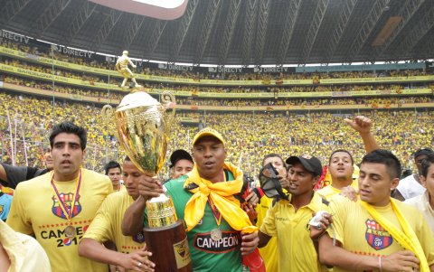 Banguera con una de las dos copas que ganó con Barcelona en 2012 y 2016.