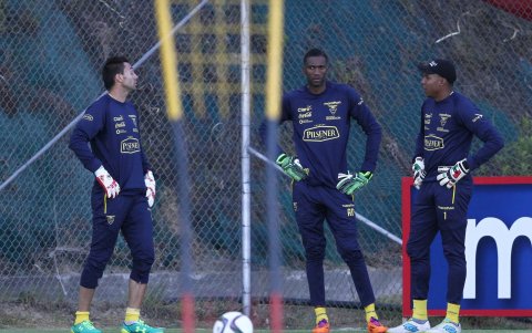 Máximo (d) atajó en la Tri durante tres eliminatorias mundialistas. Quinteros lo apartó.