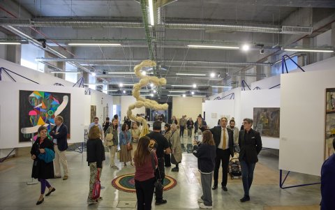 Muestra. Una de las obras es admirada por visitantes durante la apertura.