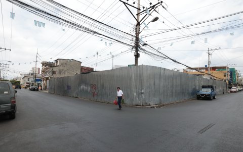 Obra. A escasos metros del sitio provisional, se levanta lo que sería el nuevo centro de abastos.