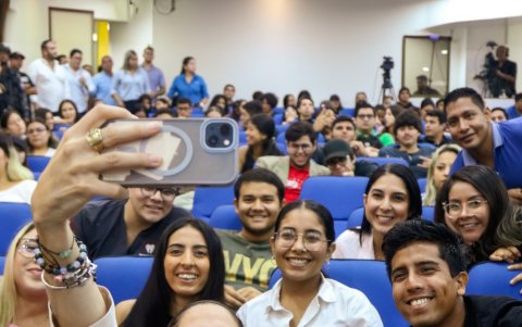Luisa González en una actividad de promoción política.