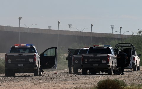 Integrantes de la policía municipal realizan operativos de patrullaje para persuadir a migrantes de cruzar hacia Estados Unidos desde la fronteriza Ciudad Juárez (México).