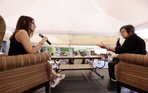 Laura Restrepo (derecha) durante el conversatorio moderado por Lorena Ballesteros.