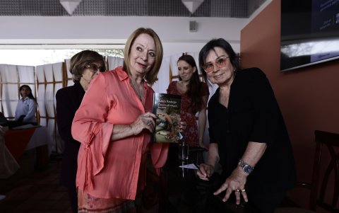 María Jaramillo se toma la foto de rigor con Laura Restrepo.